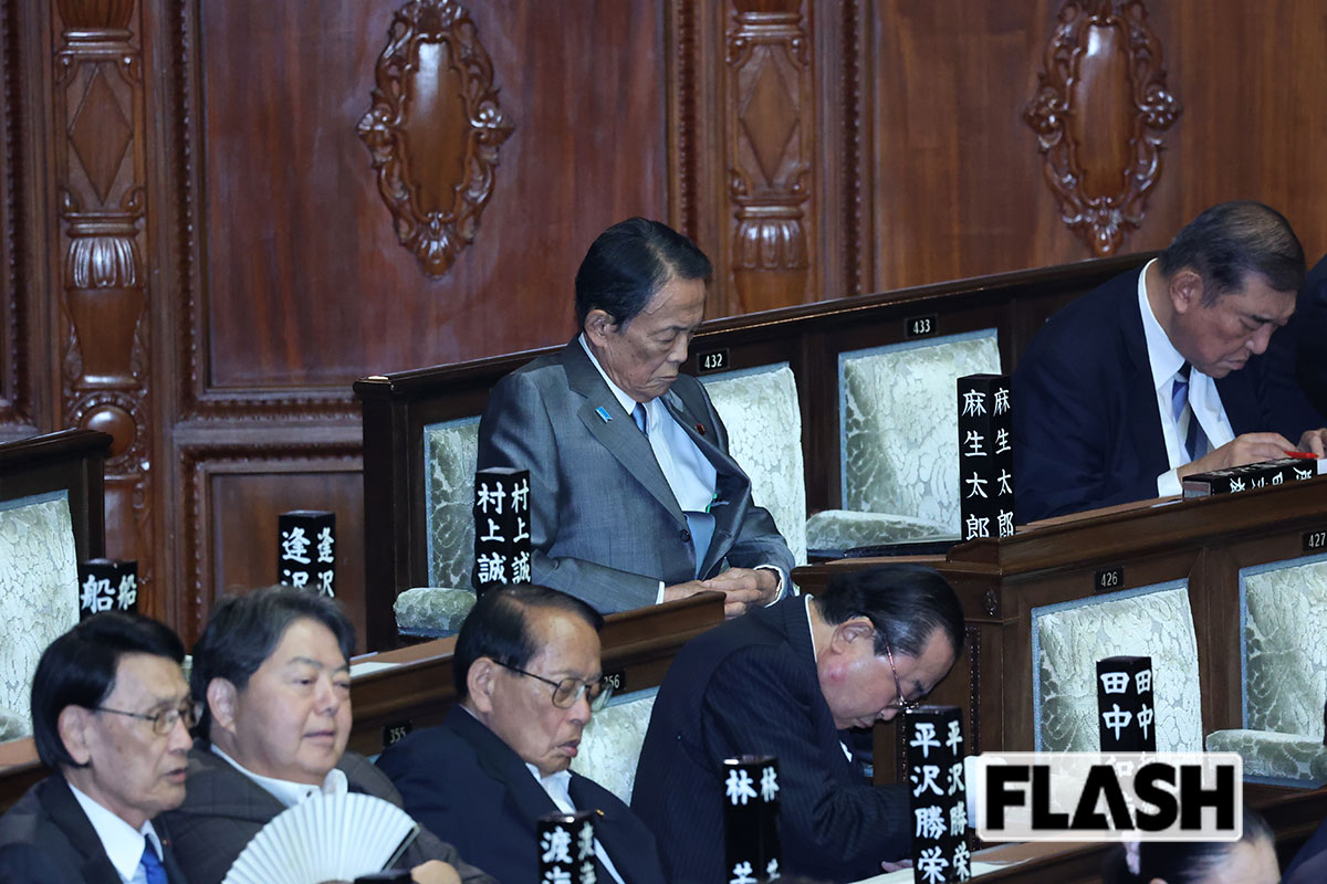 2026年10月20日、衆院本会議に出席していた麻生太郎元首相。目をつむっていることもしばしばある（写真・長谷川 新）