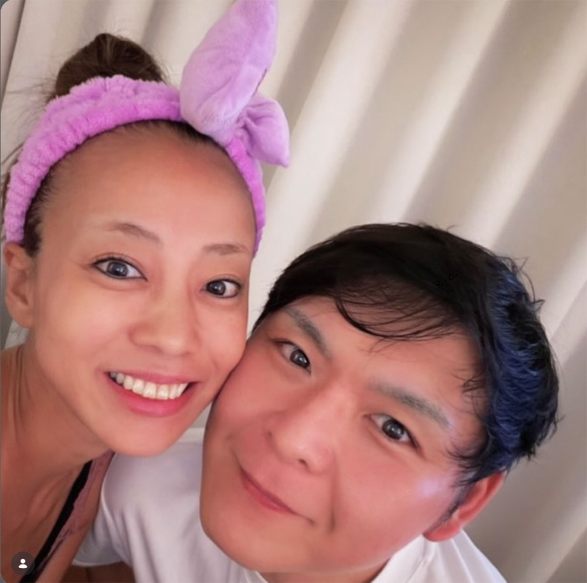 《#ほぼ夫》のハッシュタグを添え、ツーショット写真を投稿したあびる優。お相手は、人気シェフの末富信氏だ（画像・あびる優のInstagram「@yuabiru74」より）
