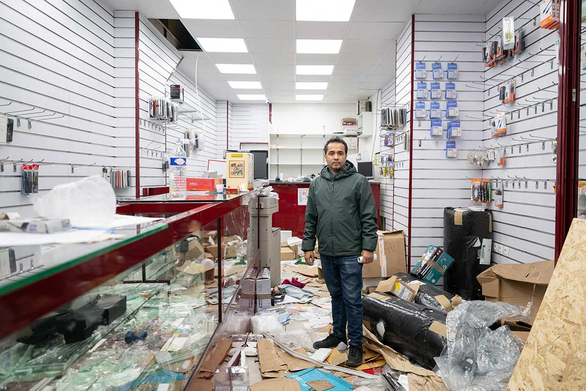 暴徒によって店を襲撃され、商品がなくなったパリの商店。こうした惨状にSNSでは注目が集まっている（写真・共同通信）