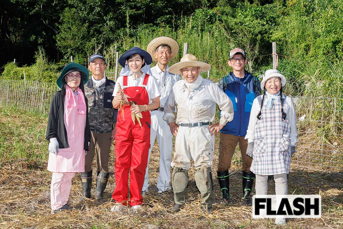在来作物「もちとうきび」を手に持つ財前直見。「在来作物を伝えていきたいですね」（写真・竹藤光市）