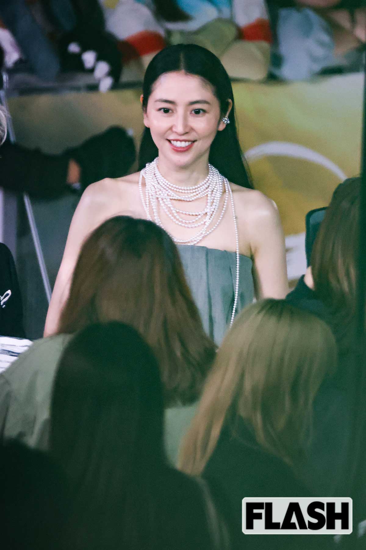 オフショルの独特なスタイルで登場した長澤まさみ。美しいデコルテをパールで装飾している