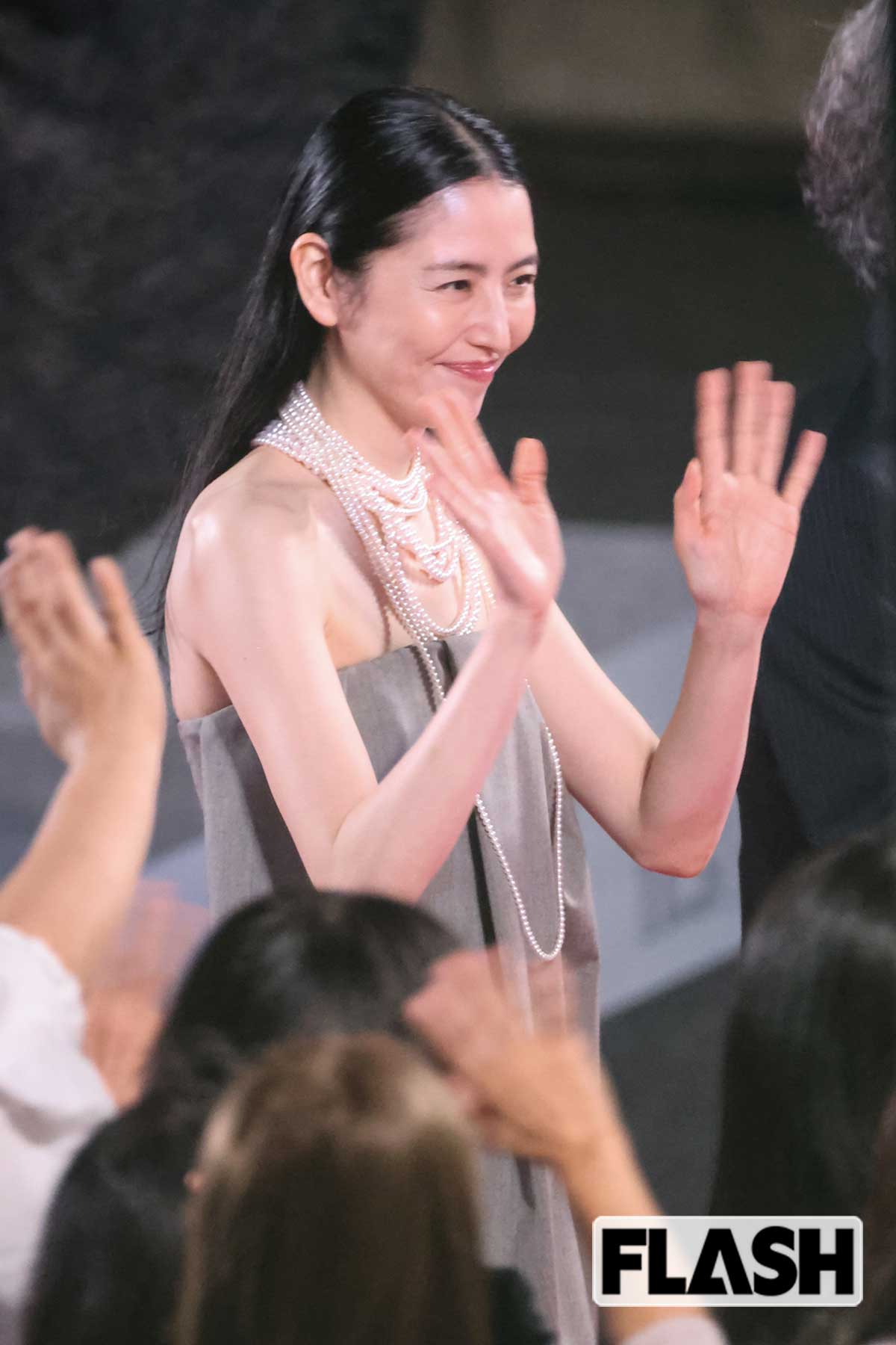 観客に手を振る長澤まさみ