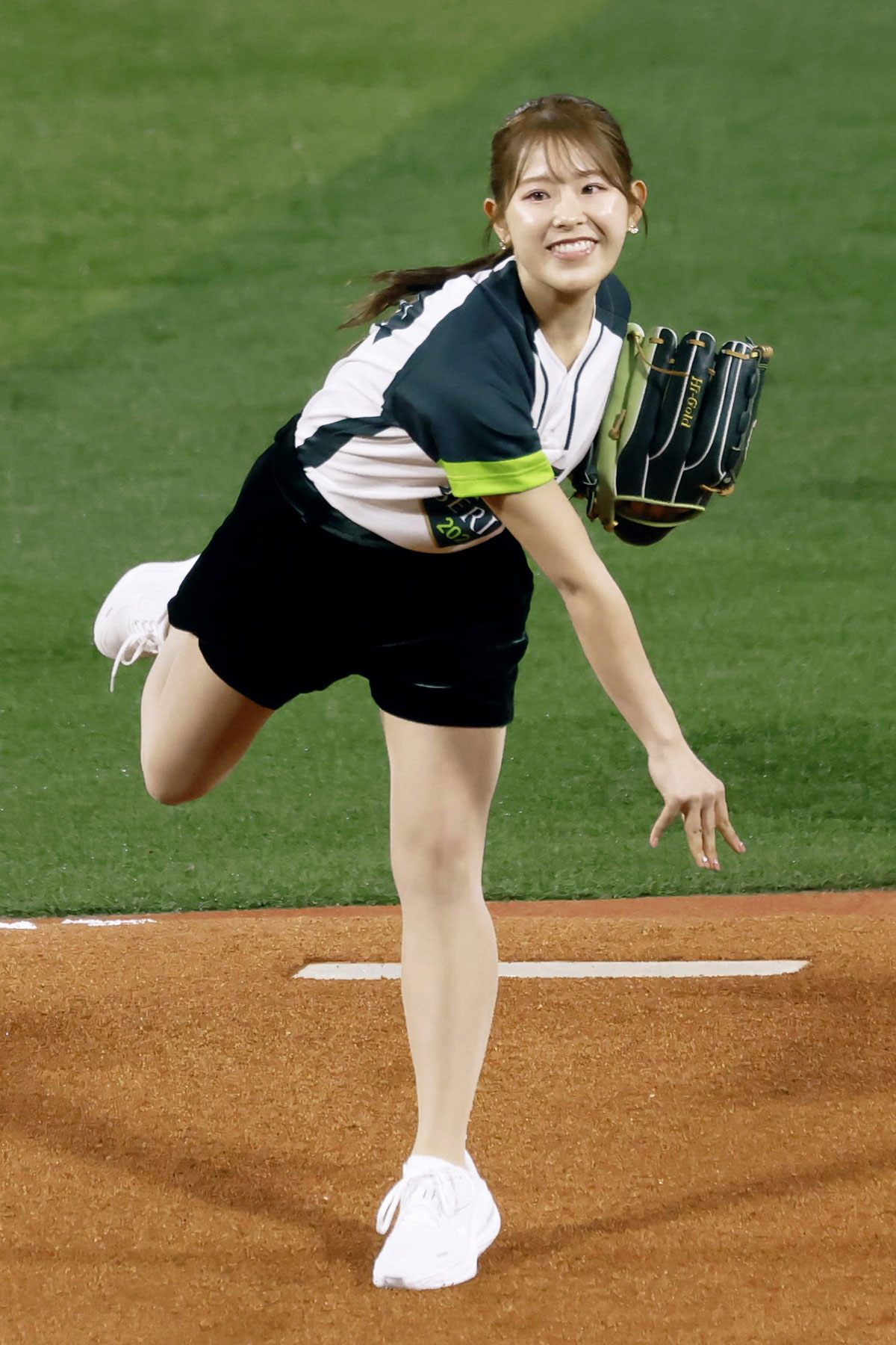 10月25日、日本シリーズ第2戦の始球式をおこなった女子プロゴルファーの吉田鈴（写真・共同通信）