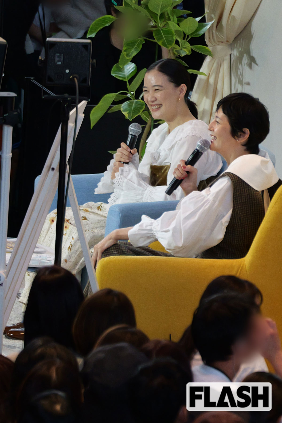 イベントに登壇した蒼井優。300人以上の女性ファンが駆けつけ、会場は熱気に満ちていた