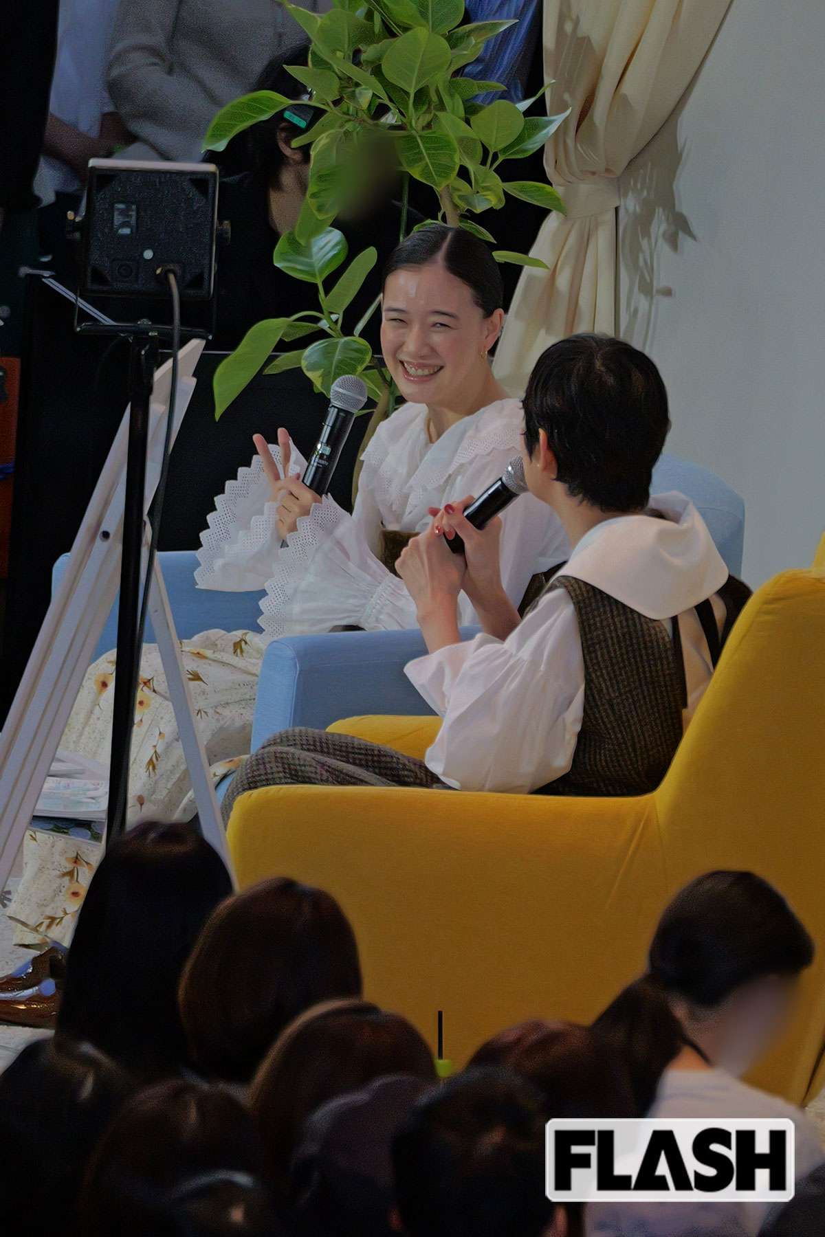 ソファーに座って対談をする蒼井優