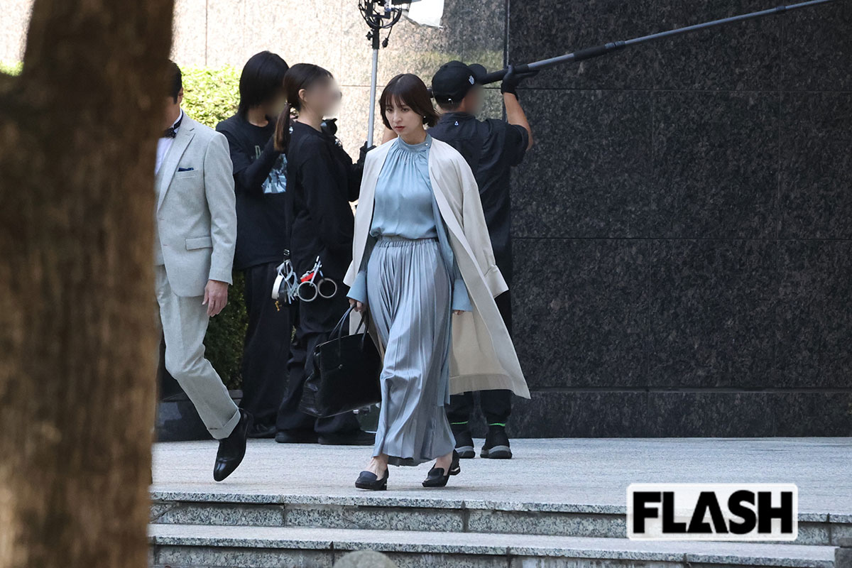 篠田麻里子、水色ドレスから黒ノースリーブへ変身…再婚を経て「ドロドロ系」で輝く“不惑のポーカーフェイス”