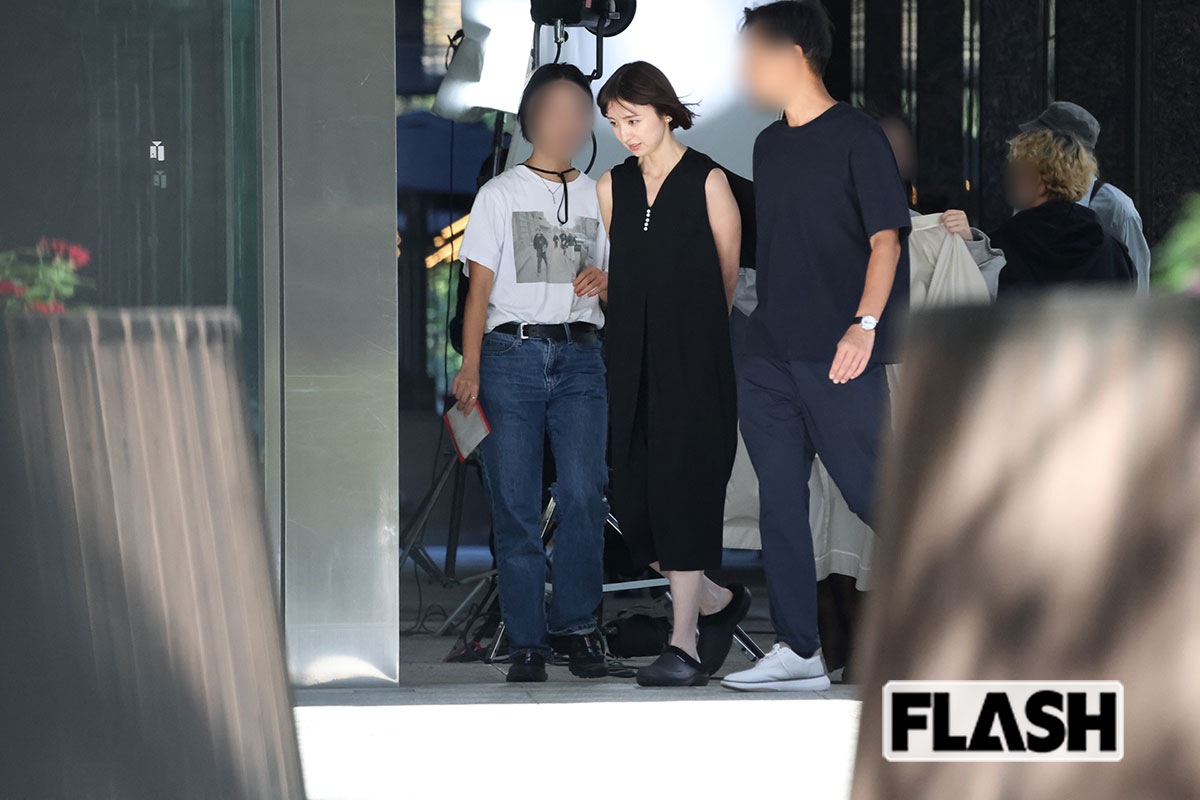 篠田麻里子は撮影後半、黒いノースリーブに衣装チェンジした