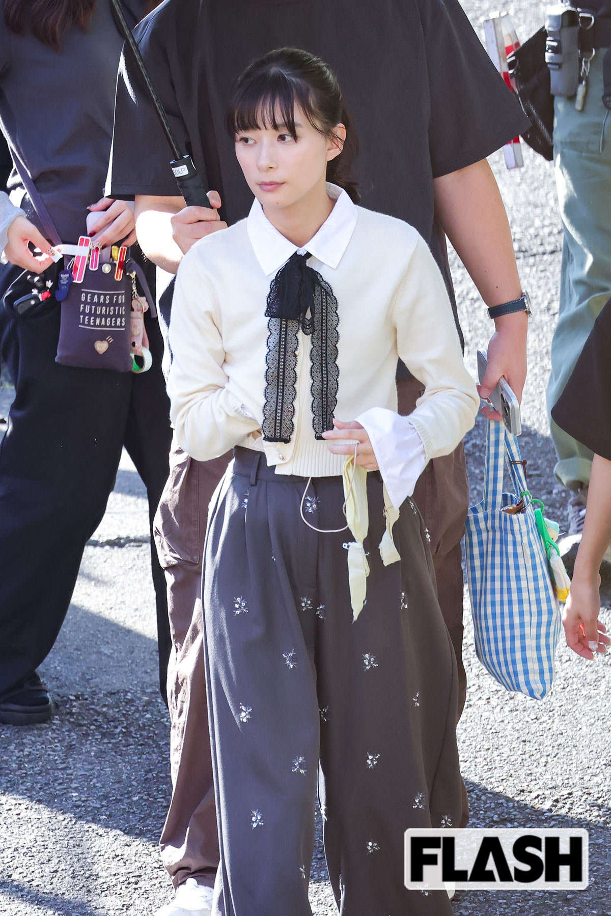 芳根京子『波うららかに、めおと日和』続編ロケで見せた “絶妙レトロコーデ” をキャッチ! キャスト変更には不満の声も