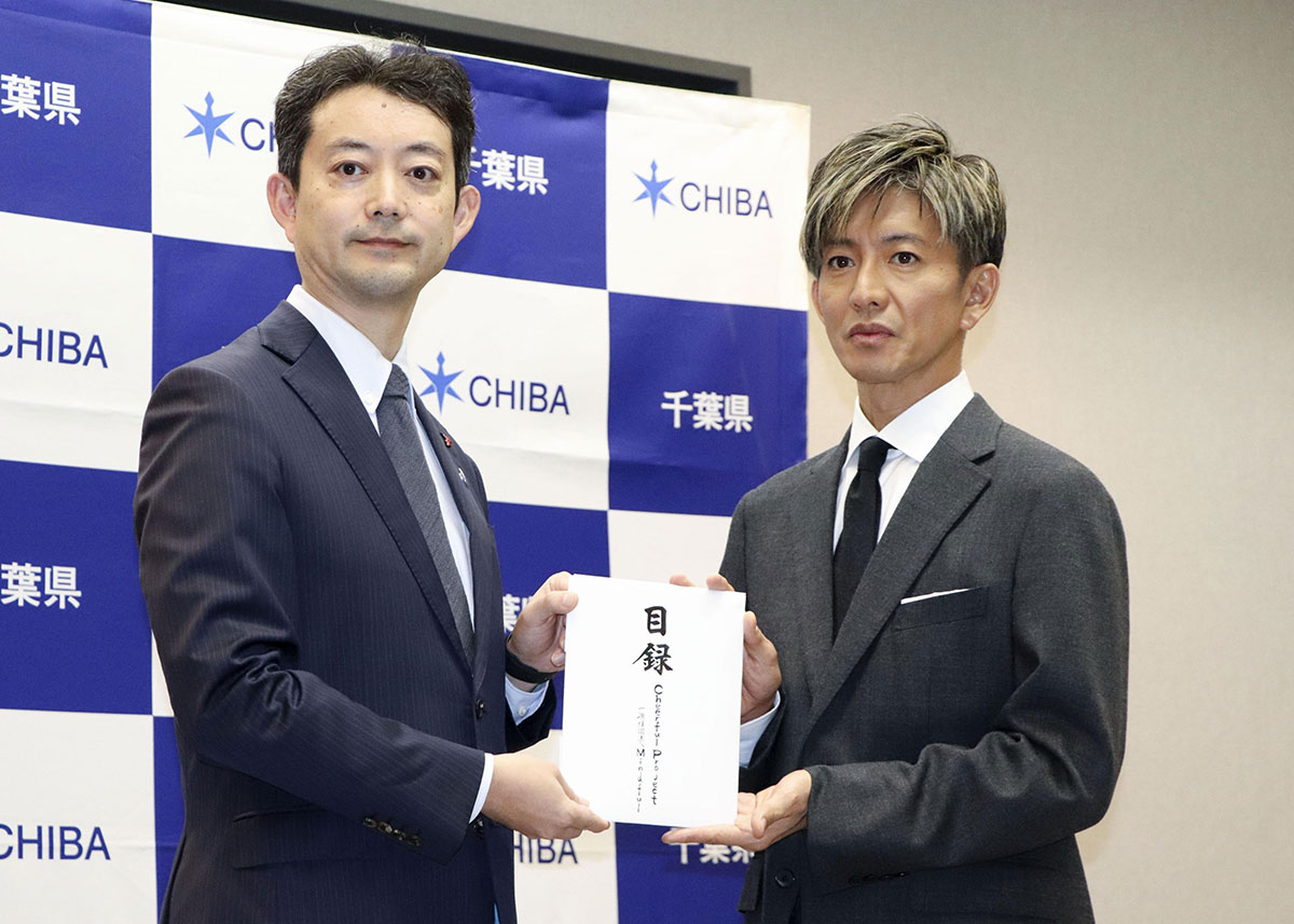 熊谷俊人知事（左）に義援金を手渡すため、千葉県庁を訪れた木村拓哉（写真・共同通信）