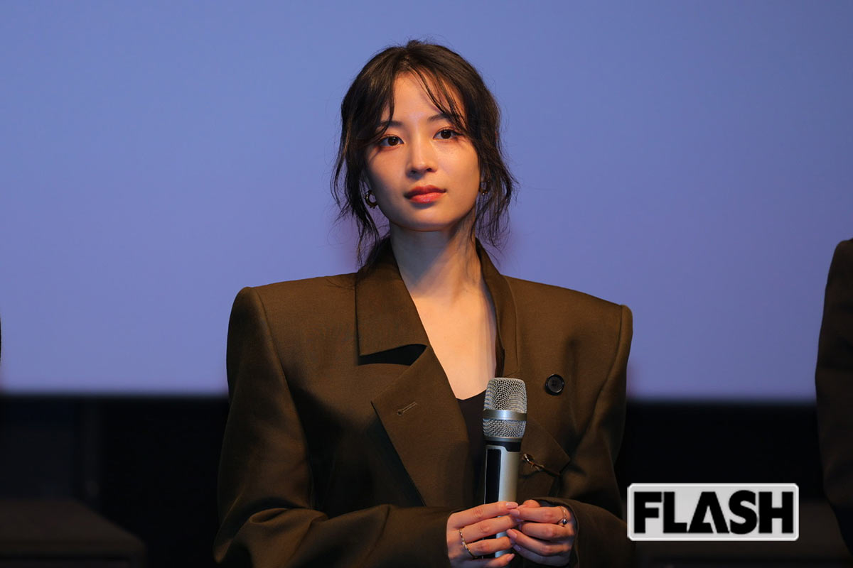 広瀬すず、主演映画が興収10億円突破!　韓国で異例の“7回”舞台あいさつで見せた小顔際立つ肩幅強調コーデ