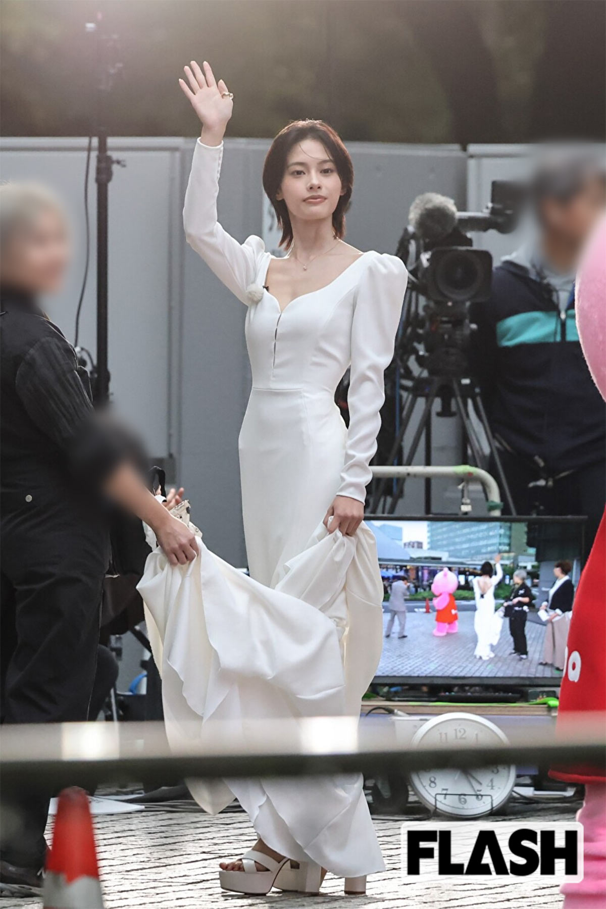 安斉星来、ヒット映画PRで見せた“美背中丸見え”ドレス 釜山映画祭では“号泣トラブル”も