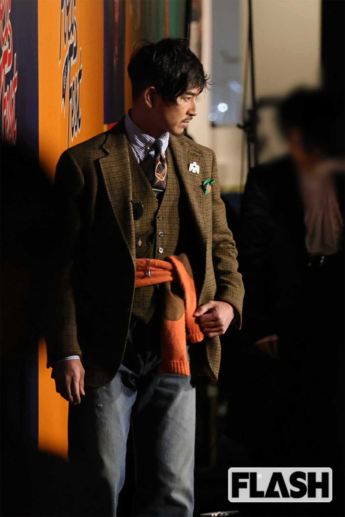独特なジャケットを羽織る松田翔太