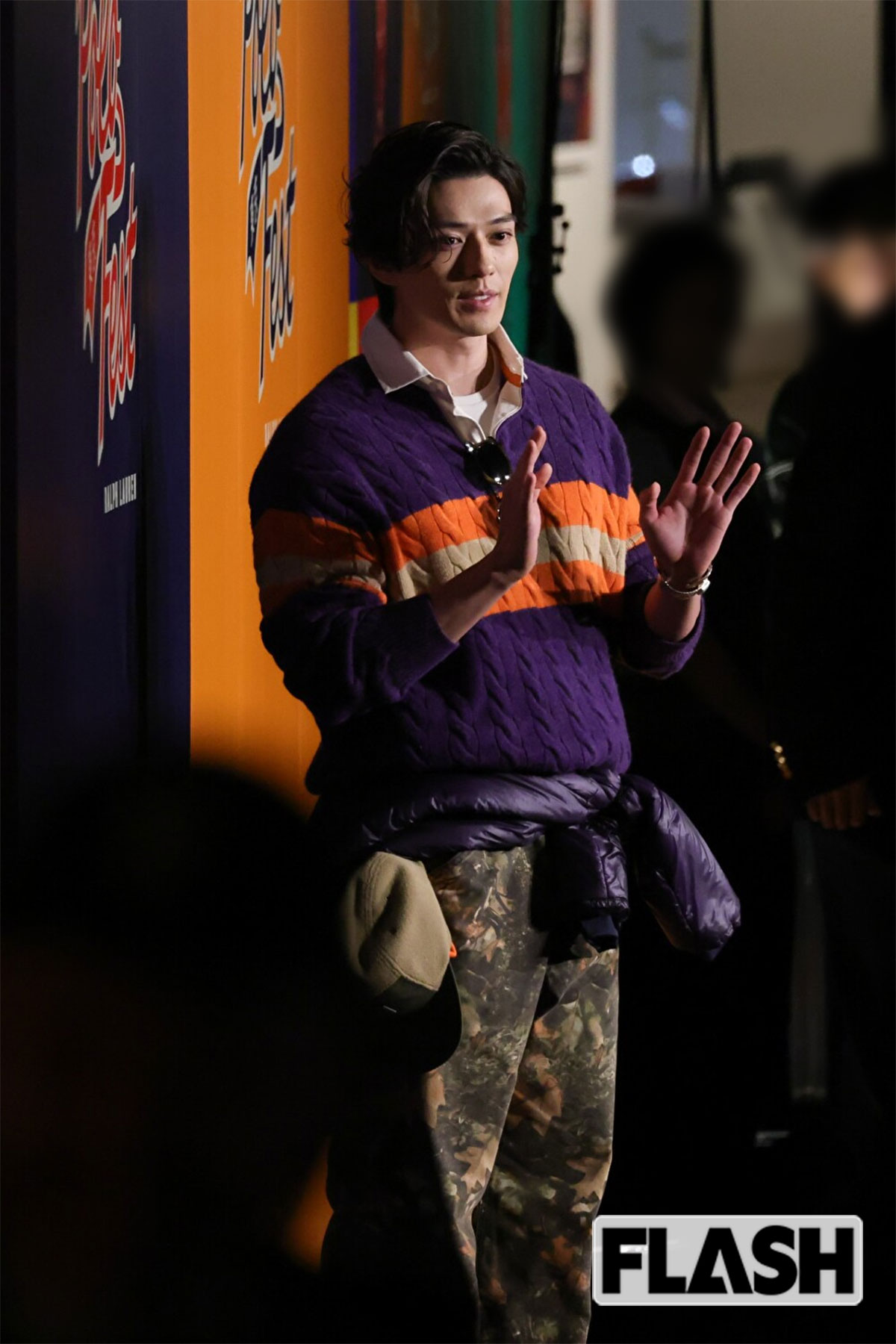 腰にジャケットを巻いた新田真剣佑