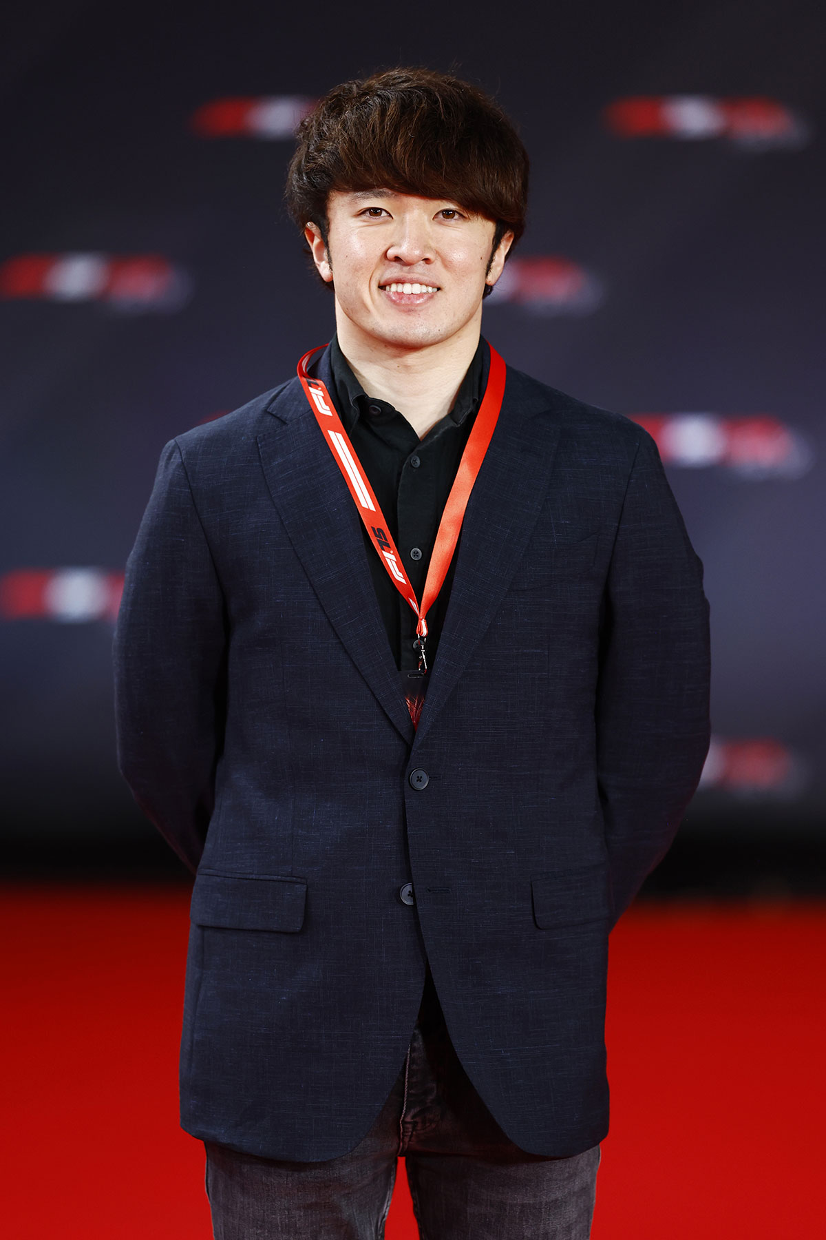「誤解招く状況生じた」人気レーシングドライバーが突如の「離婚」報告…『サタステ』で “美女と映り込み” 騒動後の珍事
