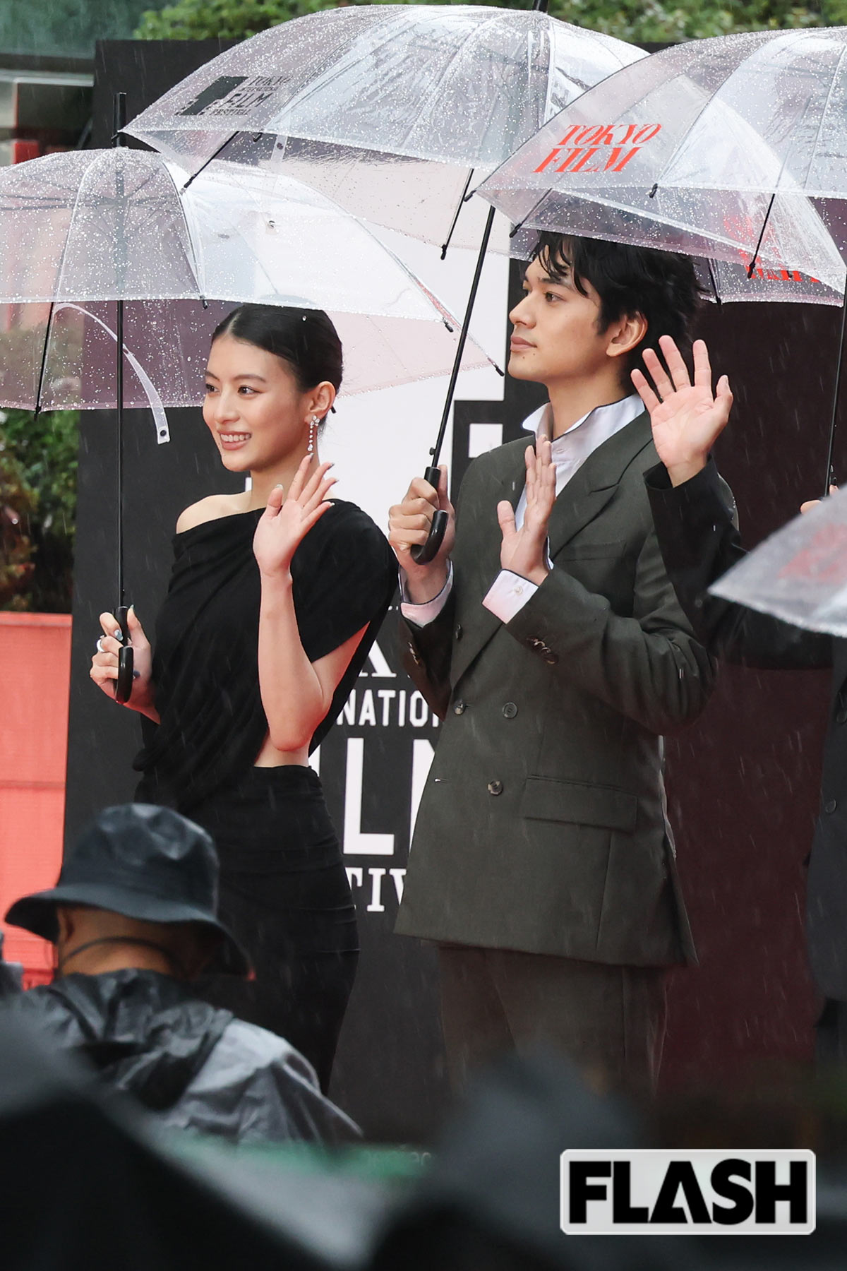 観客に手を振る出口夏希と北村匠海
