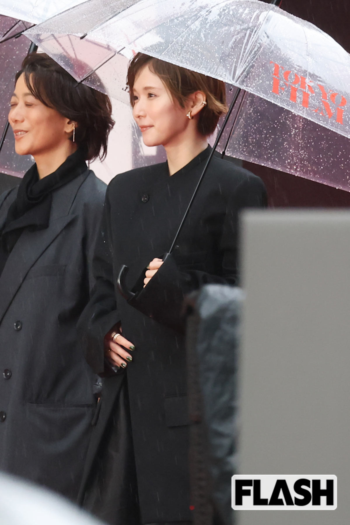 明るい茶髪の松岡茉優