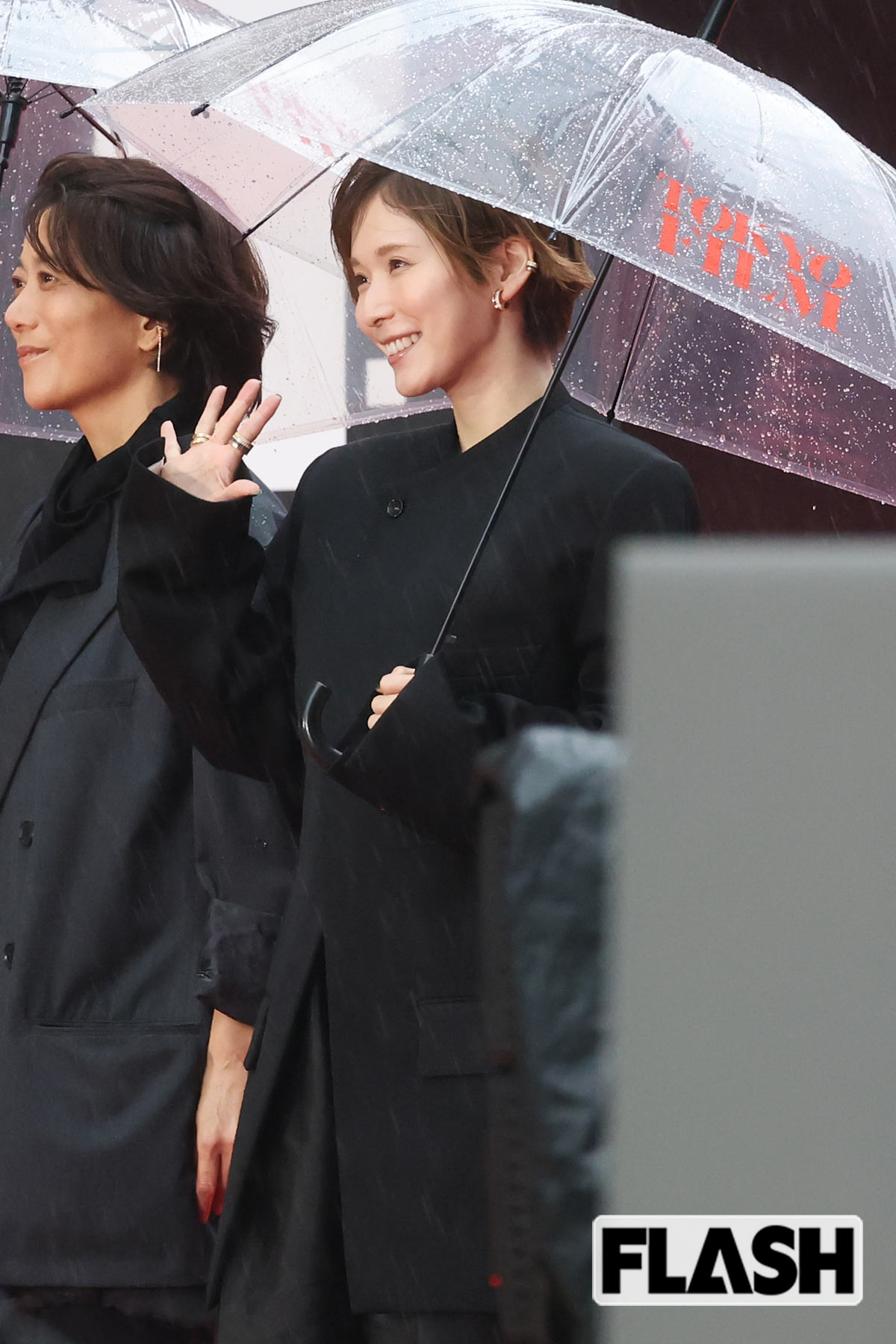 ファンに手を振る松岡茉優