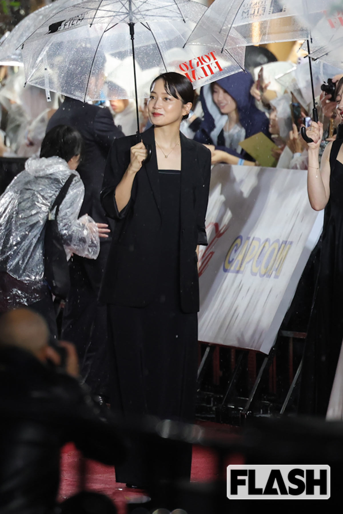 シックな黒いジャケットを着こなす深川麻衣
