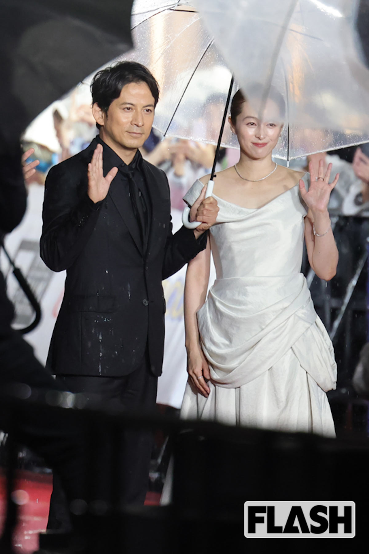 ダンディに手を振る岡田准一