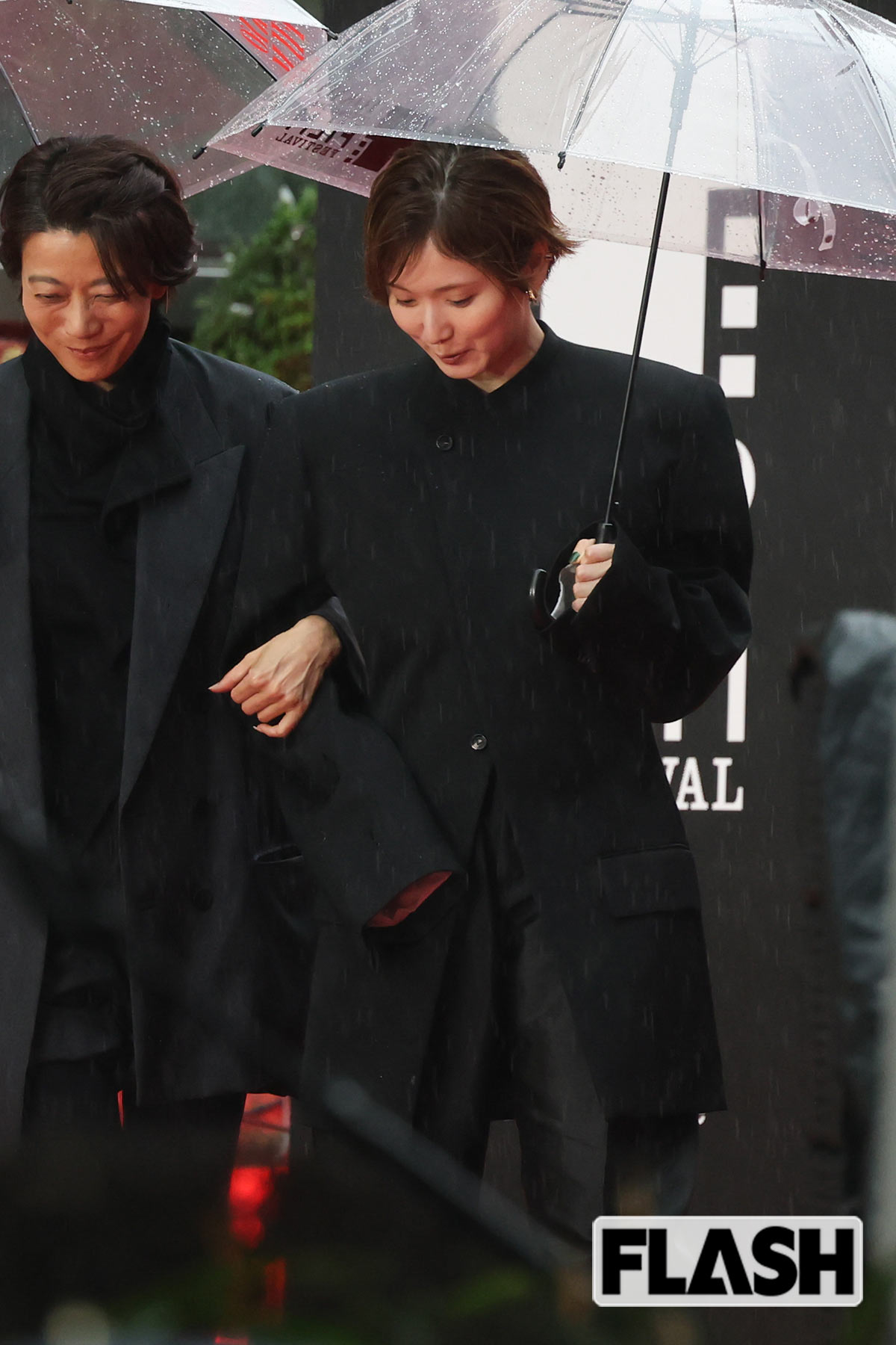 独特なシルエットのジャケットを着こなす松岡茉優
