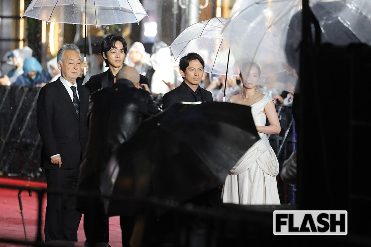 フォトセッションをおこなう岡田准一、清野菜名、松坂桃李ら