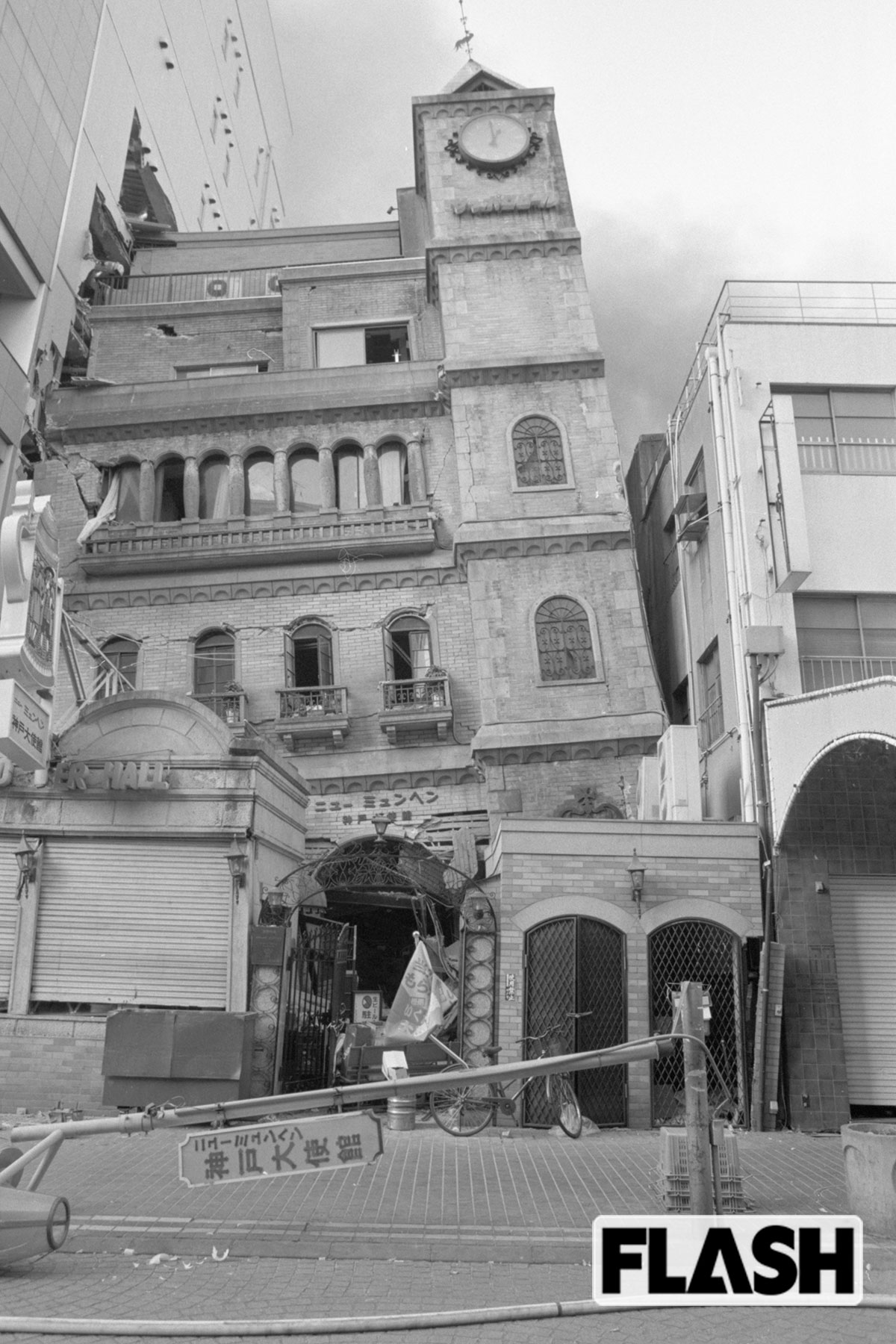 【1995年1月／阪神・淡路大震災】震災の被害を受けた「ニューミュンヘン　神戸大使館」の旧店舗ビル