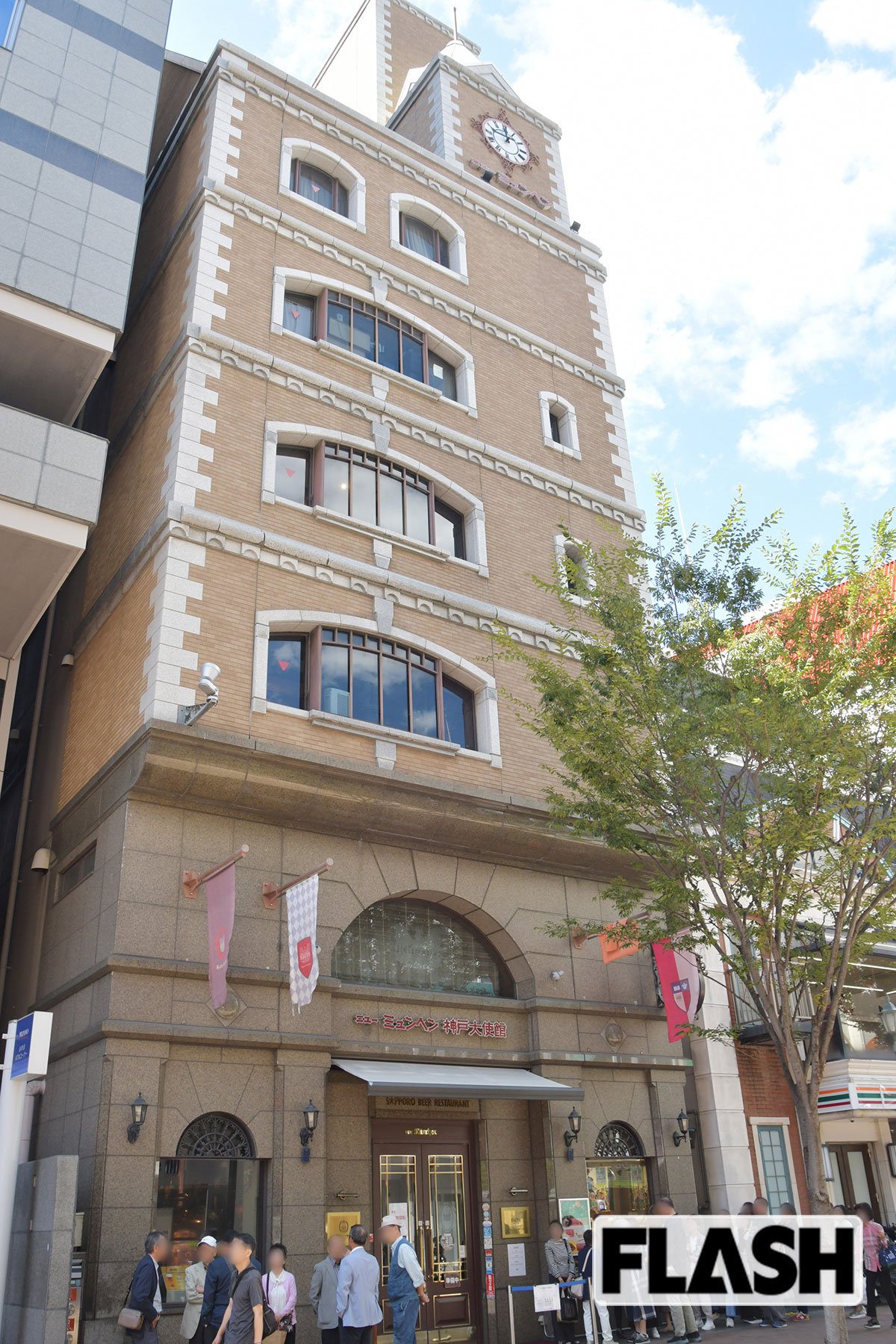 【1995年1月／阪神・淡路大震災】「ニューミュンヘン 神戸大使館」は時計台を模したデザインのまま復活し、神戸市民から愛されている