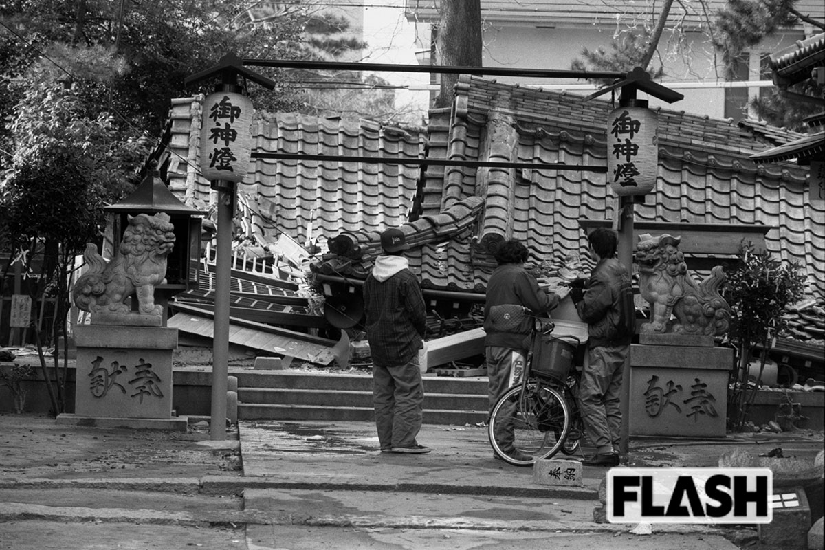 【1995年1月／阪神・淡路大震災】鳥居、本殿が崩壊した津門神社。小さな神社だが、震災時に境内にある井戸の水が地域住民を救った
