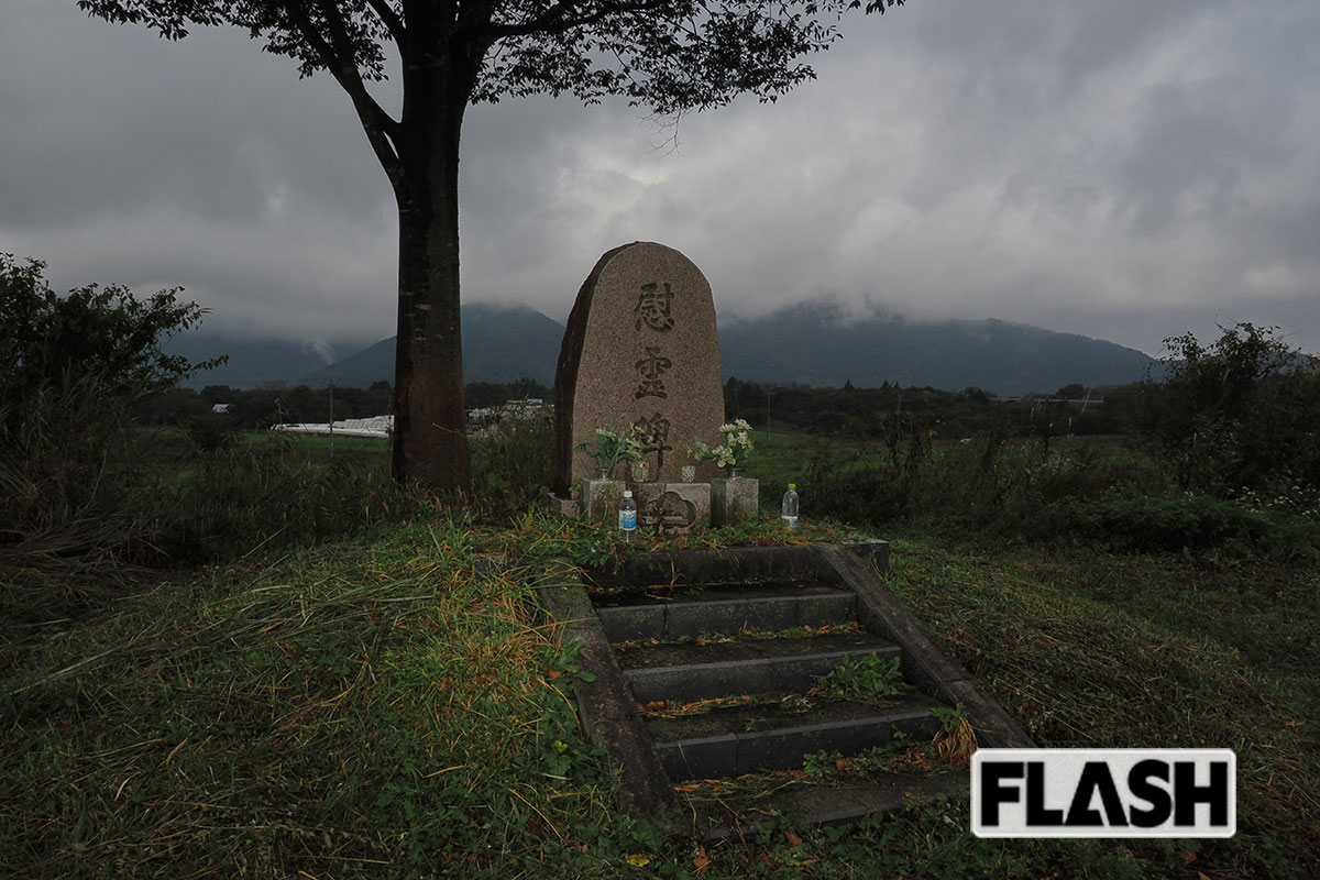 【1995年3月／地下鉄サリン事件】第2、3、5サティアン跡にある「富士ケ嶺公園」。上九一色村（現・富士河口湖町）が建立した慰霊碑には、取材時も花が飾られていた