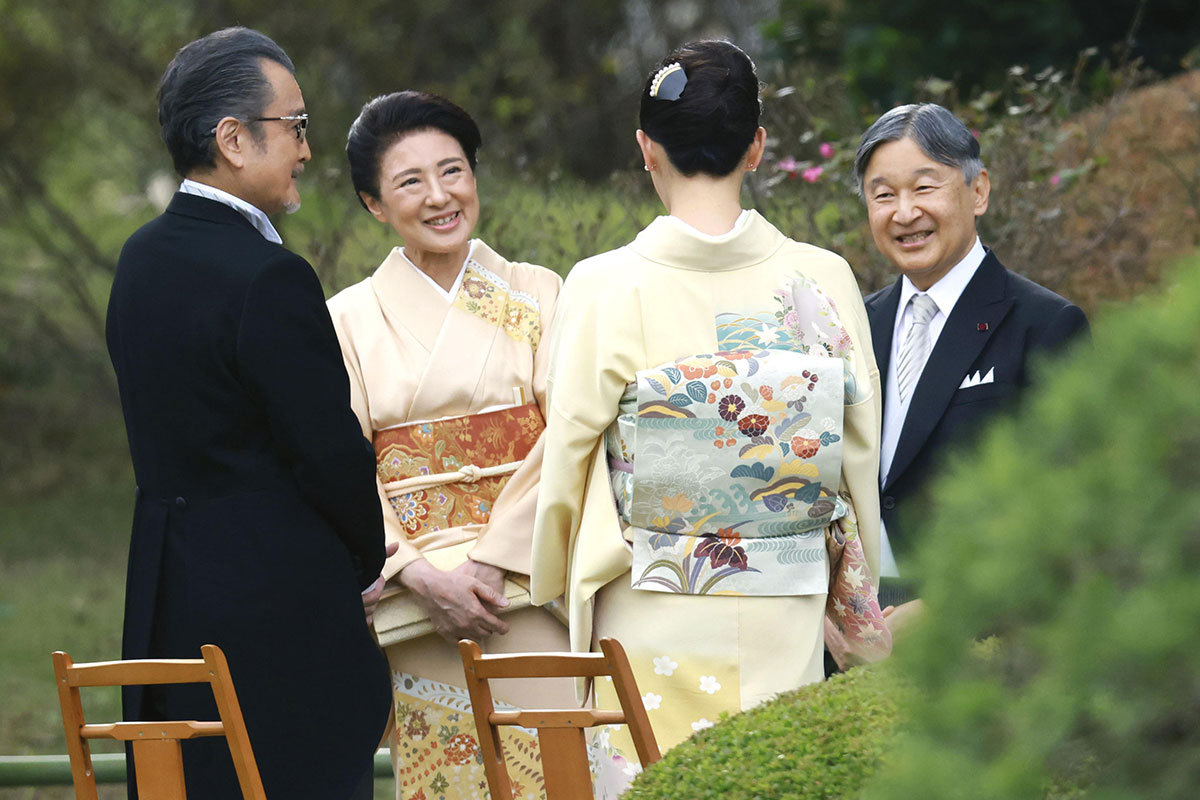 10月29日、秋の園遊会で俳優の吉田鋼太郎と歓談される天皇皇后両陛下（写真・共同通信）