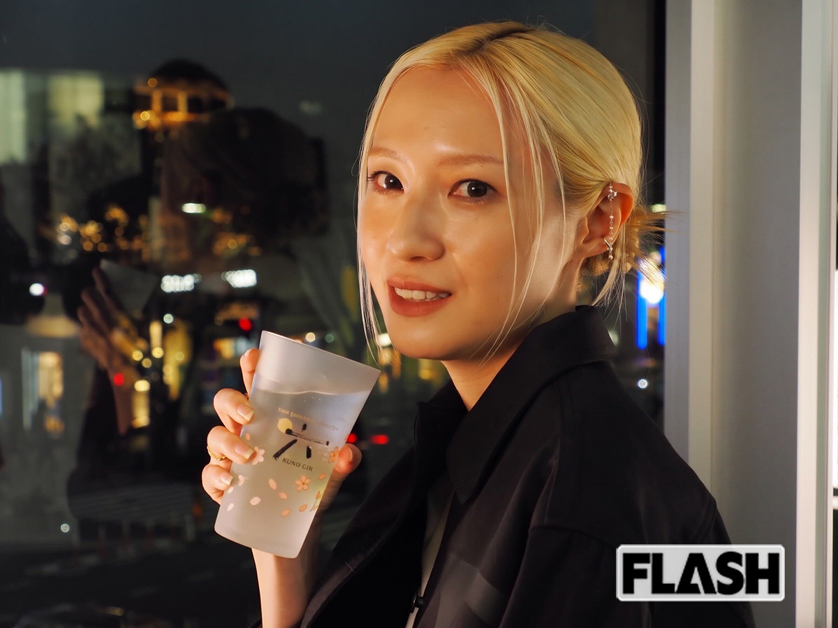 「宣伝しとかなきゃ！（笑）」と個展スポンサーの「サントリー ジャパニーズクラフトジン 六」を飲む伊東楓（写真・保坂駱駝）