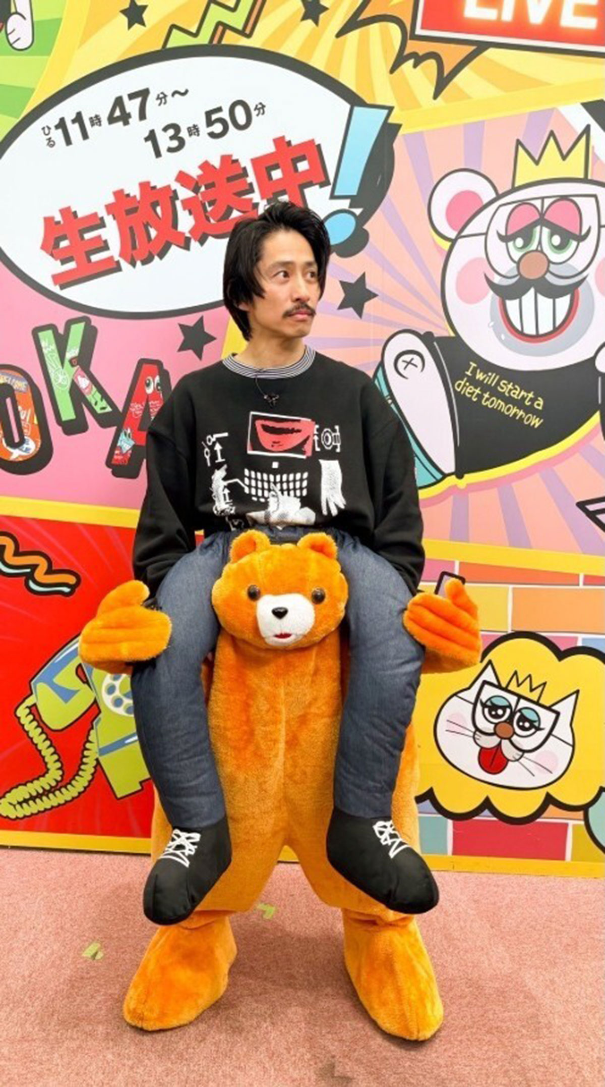 ワイルドな髭を蓄えた三宅健。役作りのためだが、ベビーフェイスのイメージが強い三宅とはミスマッチだったようだ(画像・フジテレビ『ぽかぽか』のX「@lets_pokapoka」より)